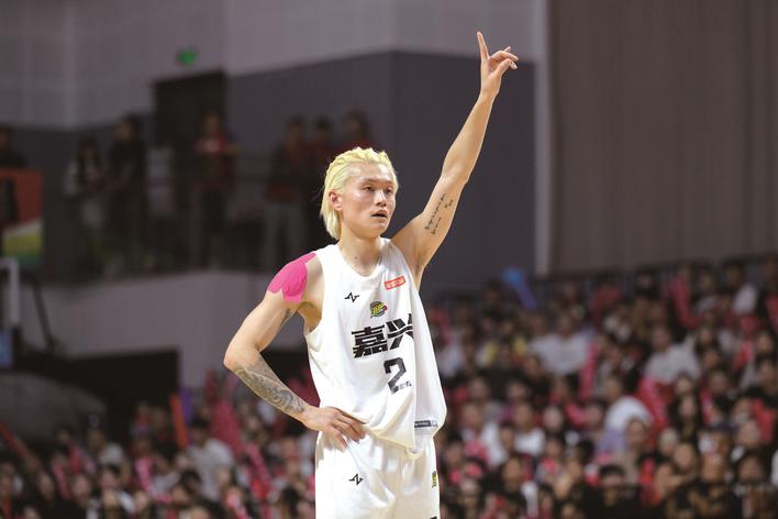 秀湖全民健, 破造犯规打 秀湖全民健, 破造犯规打